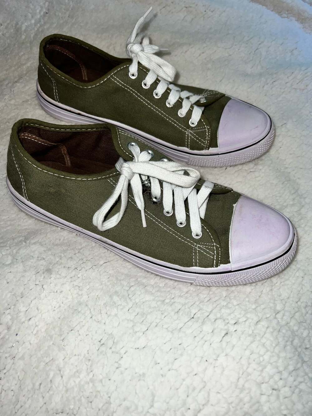 Charles Albert Women's Classic Canvas Lace-Up Low-Top Sneaker - size 11